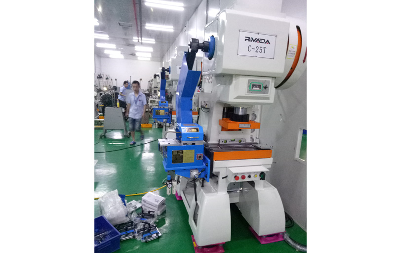 虹瑞衝床配色多多污污夾式送料機批量出機