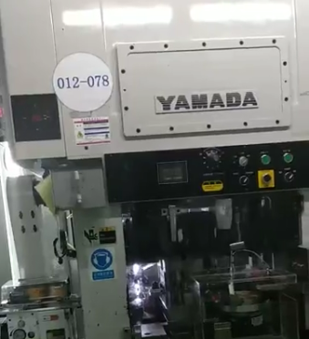 YAMADA衝床配色多多污污（xié）高速夾式送料機使用中
